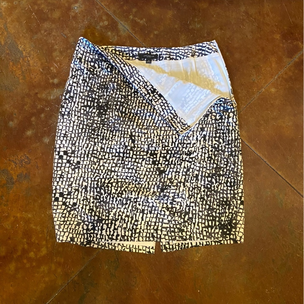 Ann Taylor Black White Geometric Print Silk Blend Pencil Skirt Size 10 Lined - Picture 4 of 6